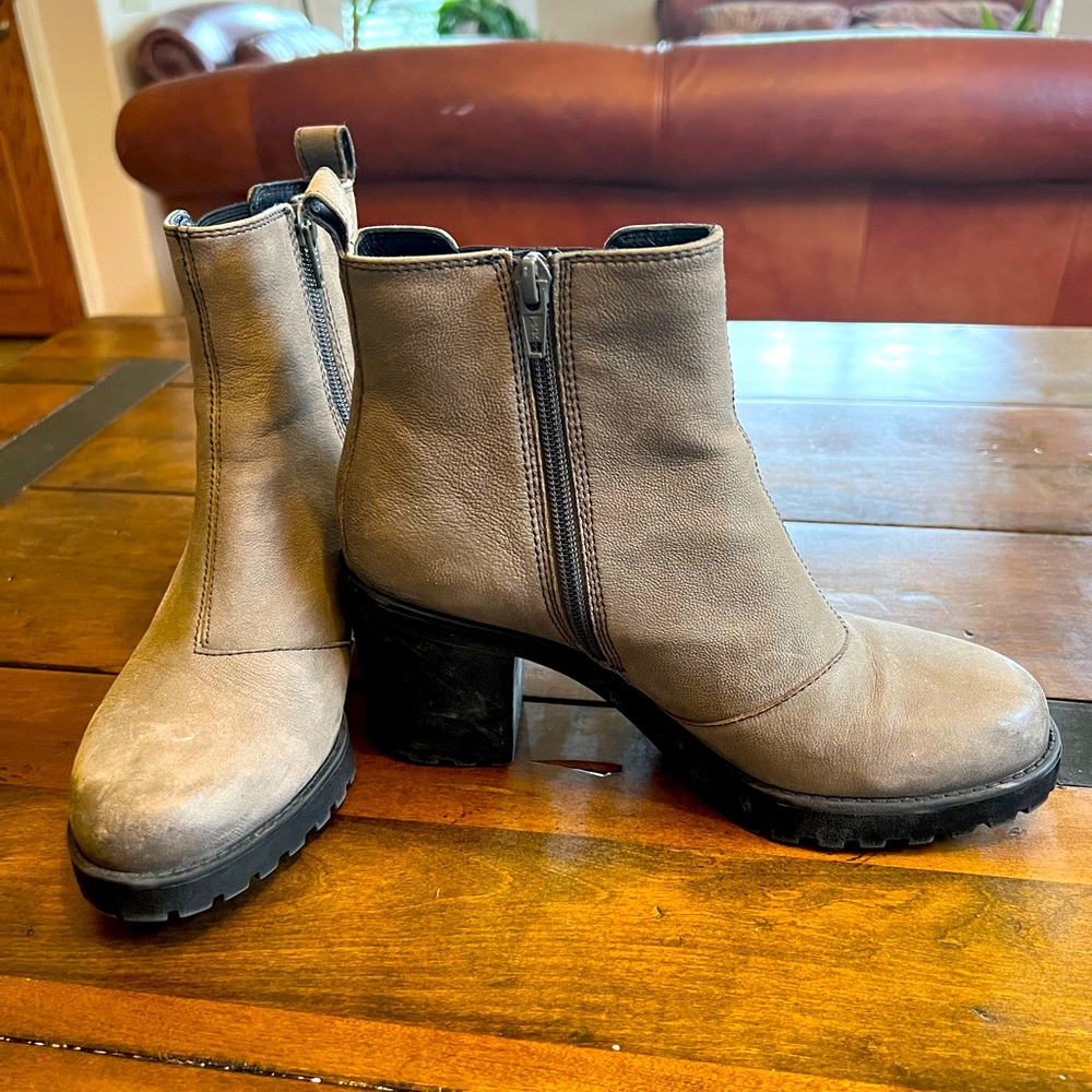 Gray leather Vagabond heeled ankle boots